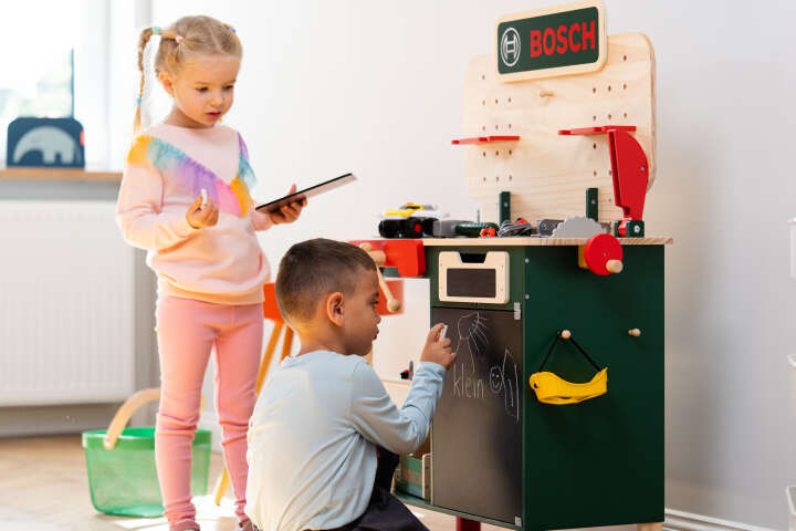 klein BOSCH Kinder-Holzwerkbank